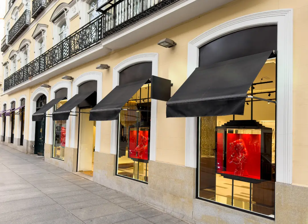 Façade vitrine de magasin en aluminium sur mesure à Saint-Gilles